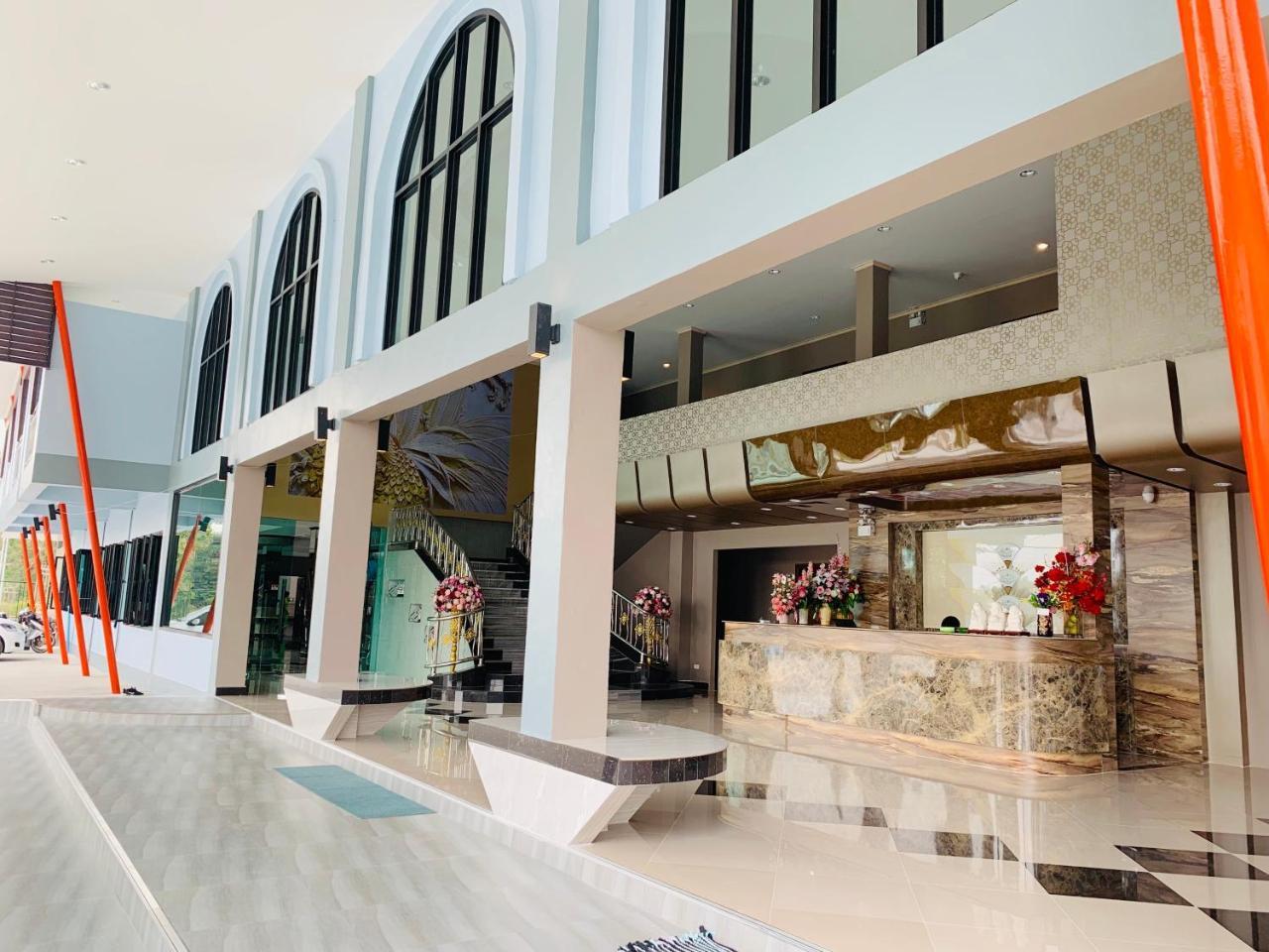 โรงแรมมาลินี スリン エクステリア 写真