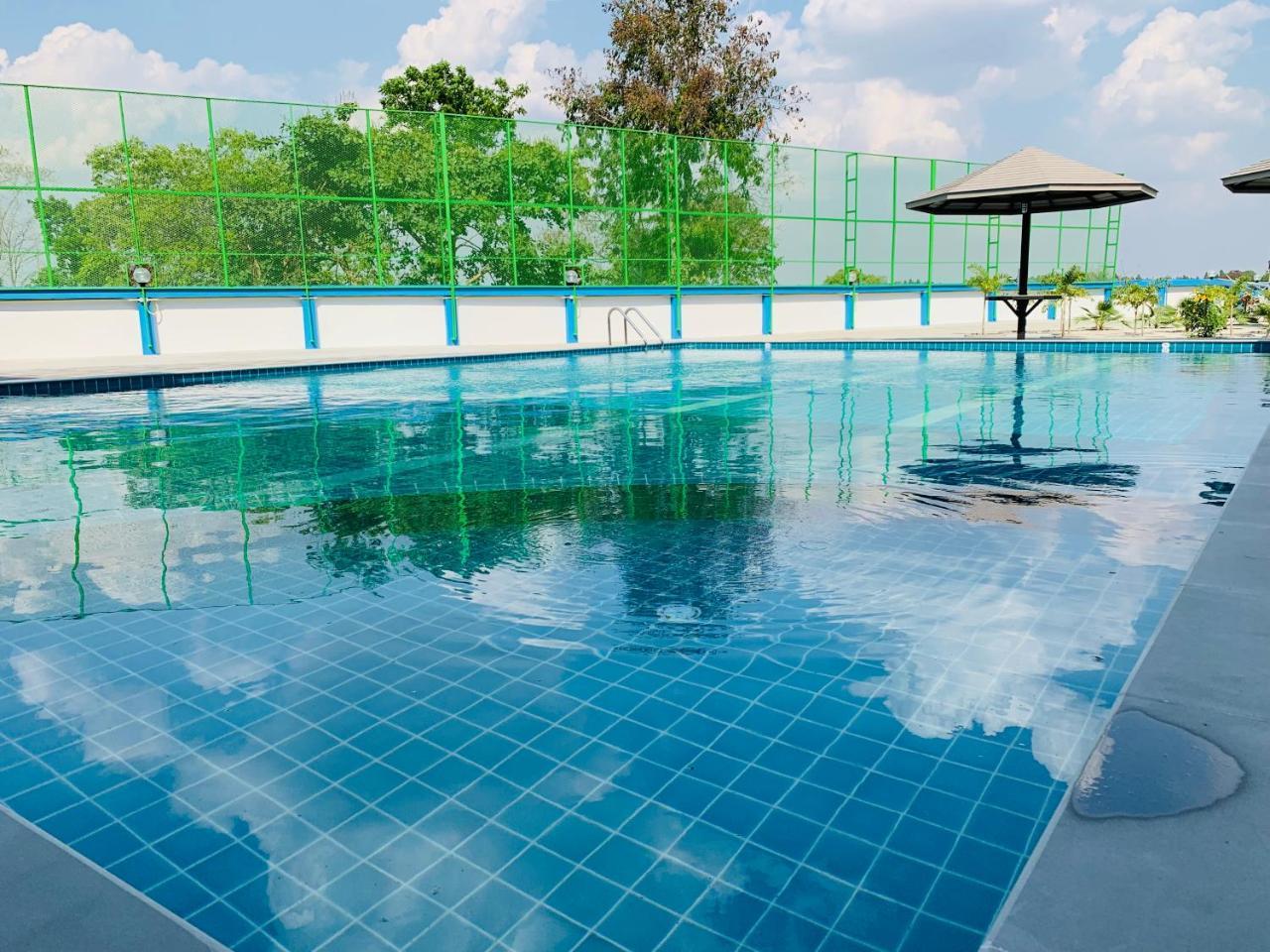 โรงแรมมาลินี スリン エクステリア 写真