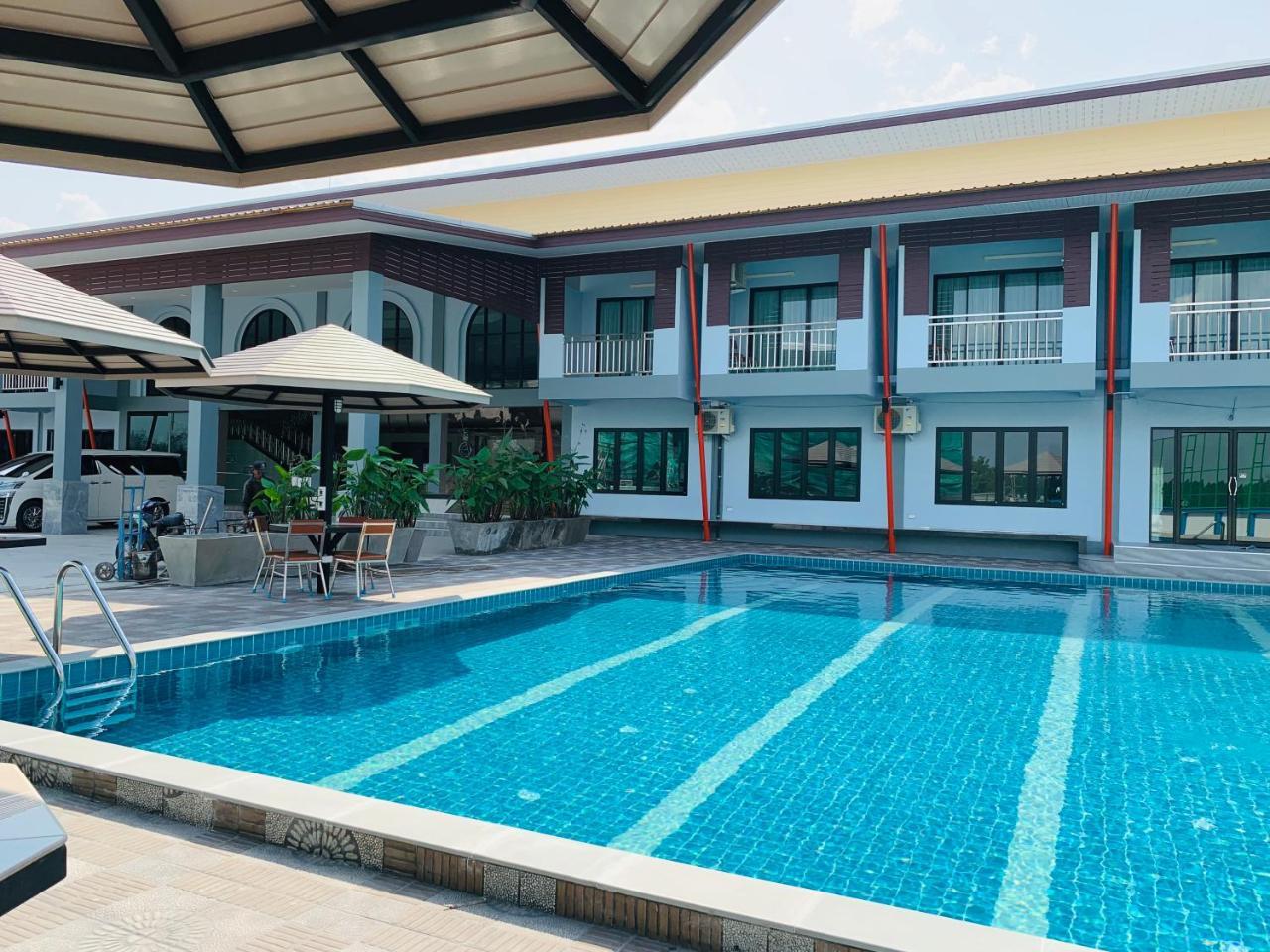โรงแรมมาลินี スリン エクステリア 写真